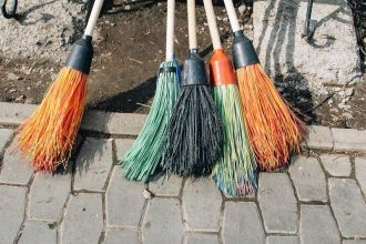 Житель Нижнеудинска отработает 100 часов дворником за неоплаченные штрафы ГИБДД