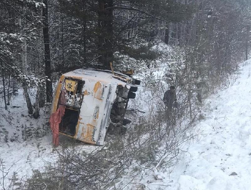 Автобус с 14-ю школьниками опрокинулся на просёлочной дороге Саянск – Буря