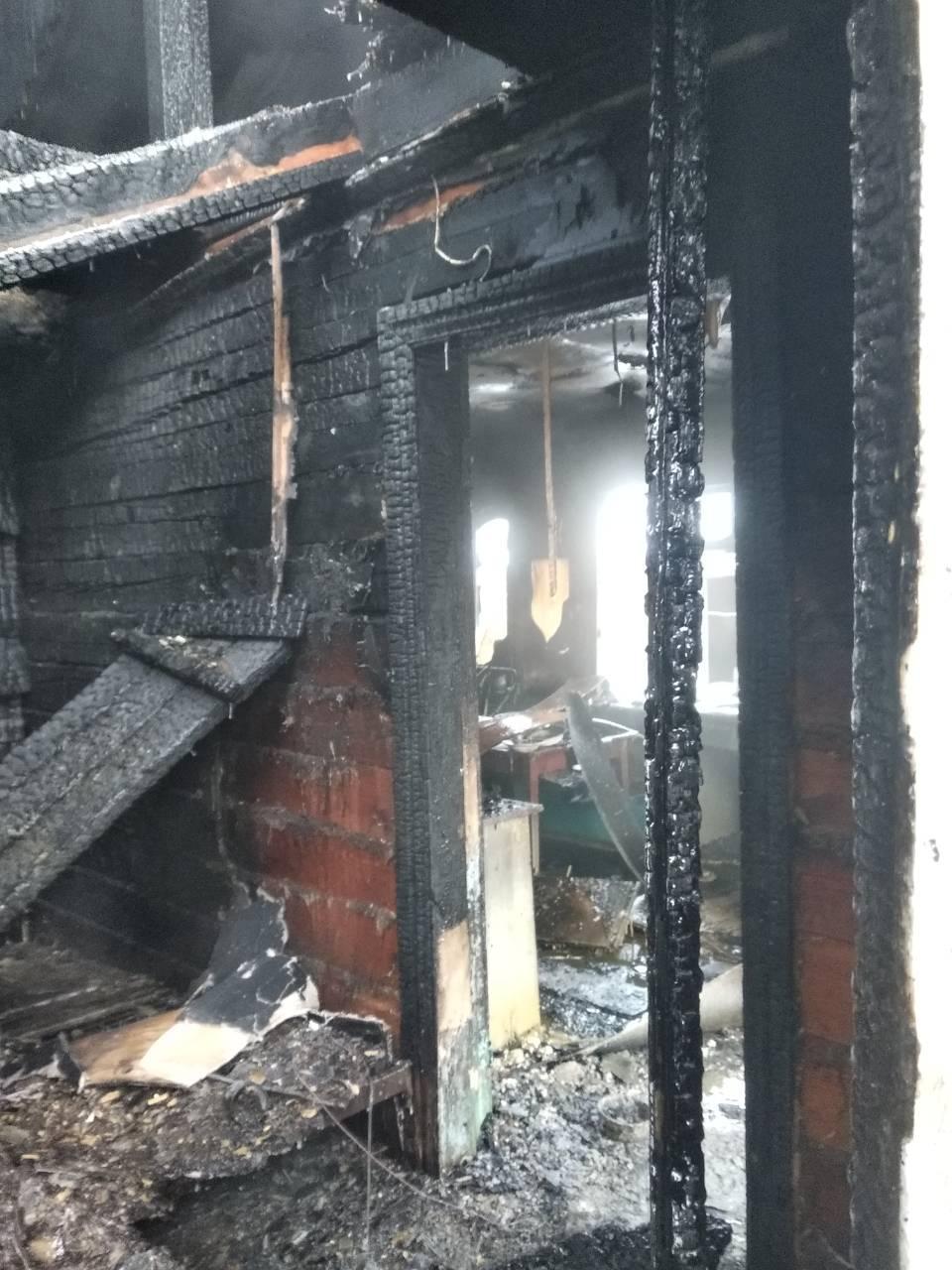 Дознаватели МЧС устанавливают причины пожара в Братском районе, на котором погибли мать и двое детей