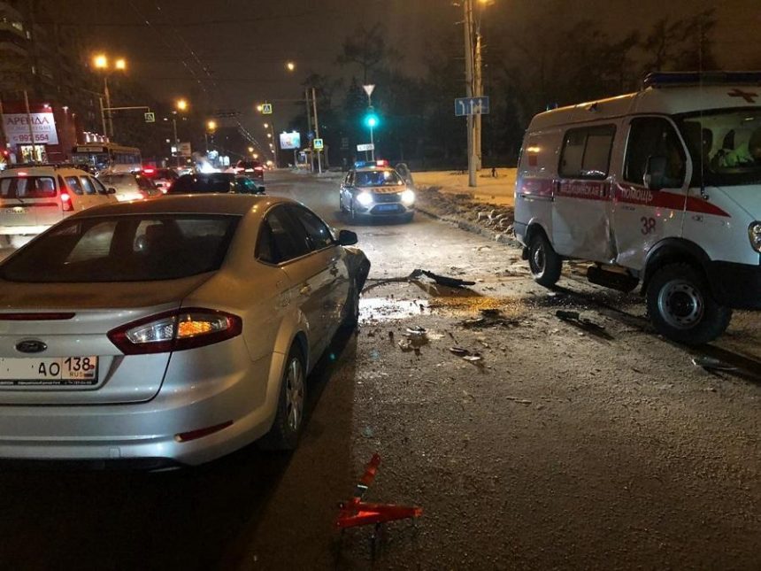 Машина скорой помощи попала в ДТП в Иркутске. Пострадали два фельдшера