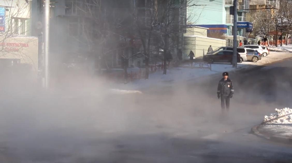 Полиция продолжает работать на участке прорыва теплопровода в Иркутске. Видео