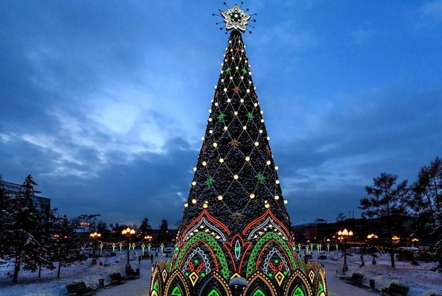 В Иркутске начался монтаж главной новогодней ёлки