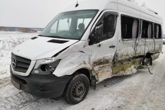 В Зиминском районе произошло столкновение автобуса с иномаркой