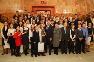 Двух детей-героев наградили в правительстве Иркутской области