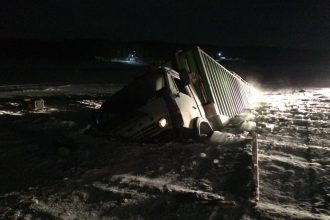 Грузовик провалился под лёд на реке Лена