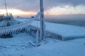 Из-за морозов приостановлены поиски катера, пропавшего на Байкале