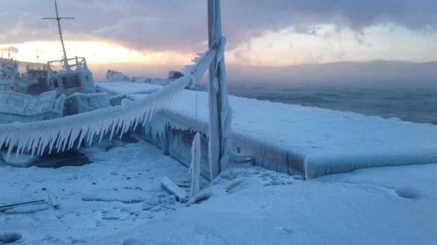 Из-за морозов приостановлены поиски катера, пропавшего на Байкале