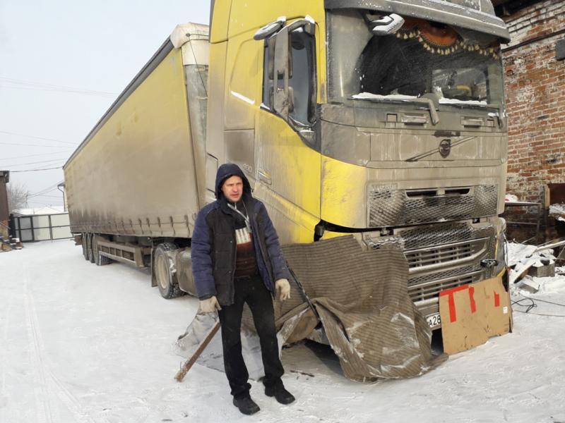 Полицейские помогли водителю замерзшего грузовика на трассе в Усольском районе