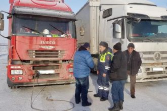 Полицейские помогли замерзающим на трассе «Сибирь» водителям большегруза