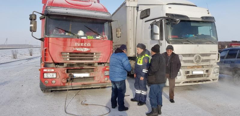 Полицейские помогли замерзающим на трассе «Сибирь» водителям большегруза