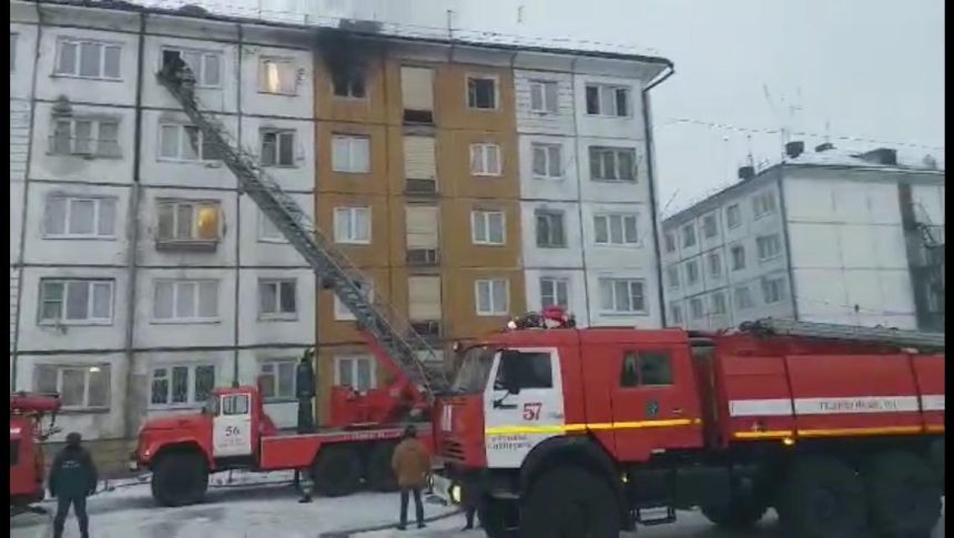 Полицейские вынесли женщину из горящей квартиры в Усолье-Сибирском