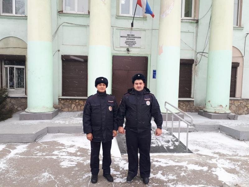 Полицейские вынесли женщину из горящей квартиры в Усолье-Сибирском