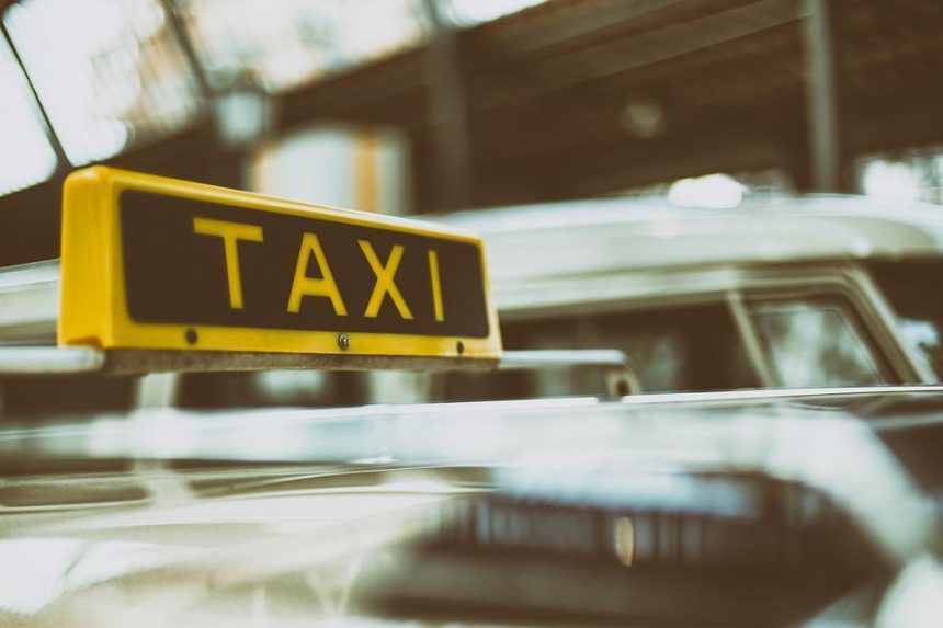 Трое подростков из Иркутска подозреваются в угоне автомобиля службы такси