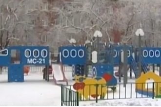В одном из дворов Иркутска появилась детская площадка в виде самолета МС-21