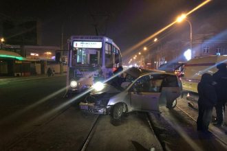 Женщина погибла в столкновении иномарки и трамвая в Иркутске