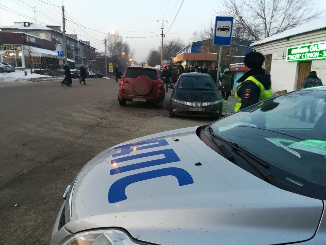 Автомобиль наехал на людей на остановке «Свердловский рынок» в Иркутске