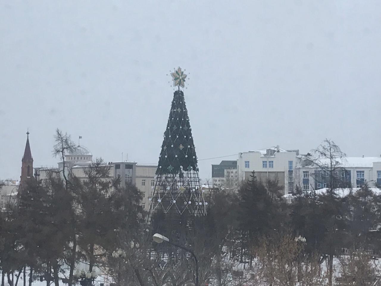 Главную ёлку Иркутска начали демонтировать