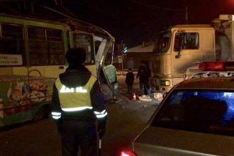 Грузовик столкнулся с трамваем в Иркутске вечером 15 января