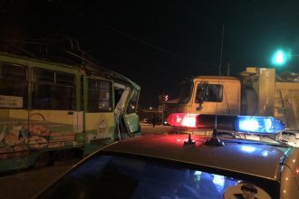Грузовик столкнулся с трамваем в Иркутске вечером 15 января