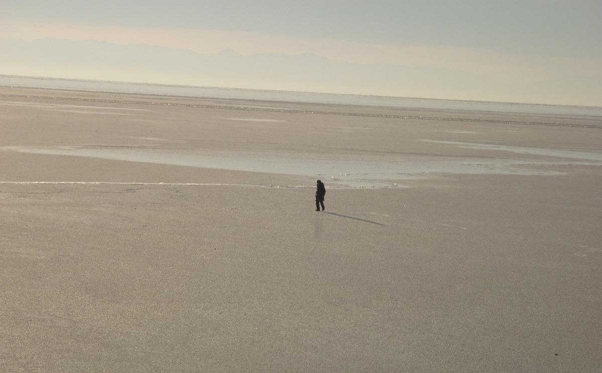 Инспекторы ГИМС сняли нетрезвого мужчину со льдины на Байкале