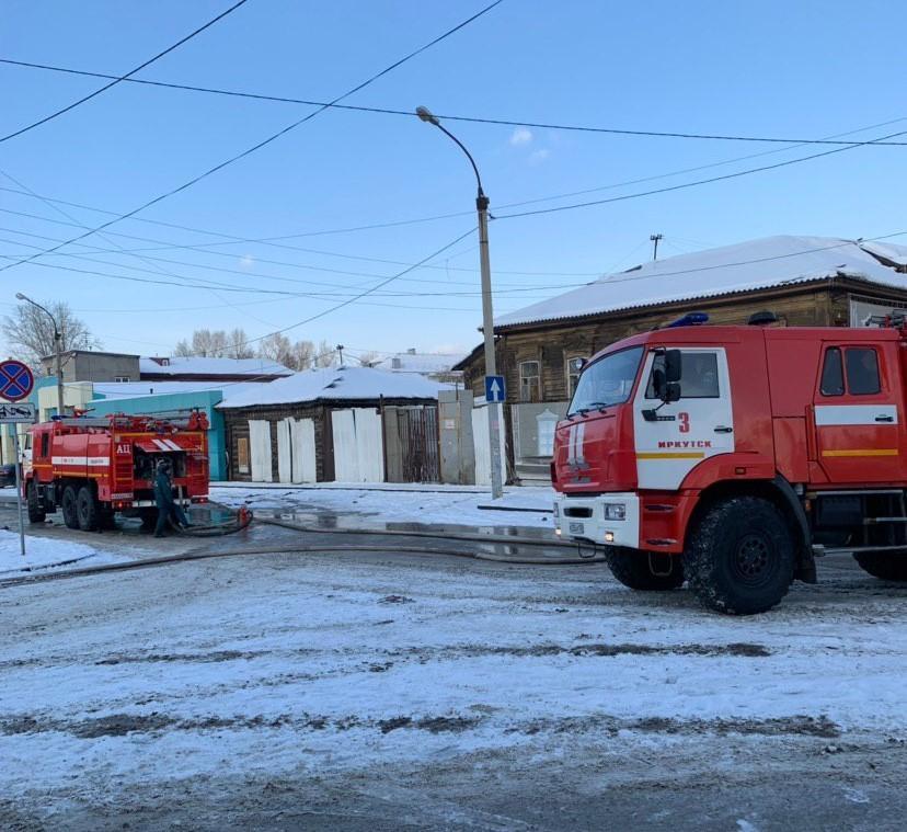 На пожаре на улице Подгорной в Иркутске спасены семеро детей