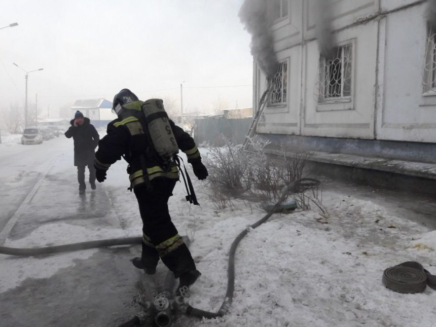 На пожаре в Усолье спасли девять человек