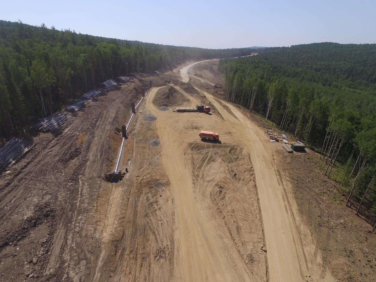 На строительстве обхода "Тещиного языка" в Шелеховском районе отсыпают земляное полотно