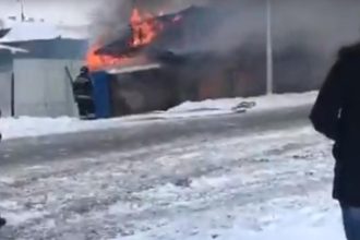 На улице Подгорной в Иркутске горят два дома