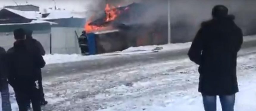 На улице Подгорной в Иркутске горят два дома