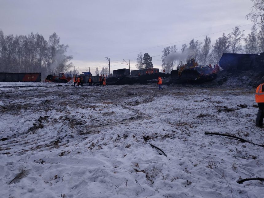 По факту схода 29 вагонов с рельсов в Заларинском районе возбуждено уголовное дело