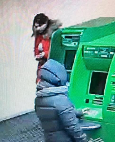 Полиция Иркутска ищет похитительницу конверта с деньгами, оставленного на банкомате