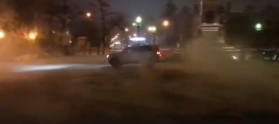 Полиция Иркутска нашла собственника авто, дрифтовавшего у памятника Александру Третьему