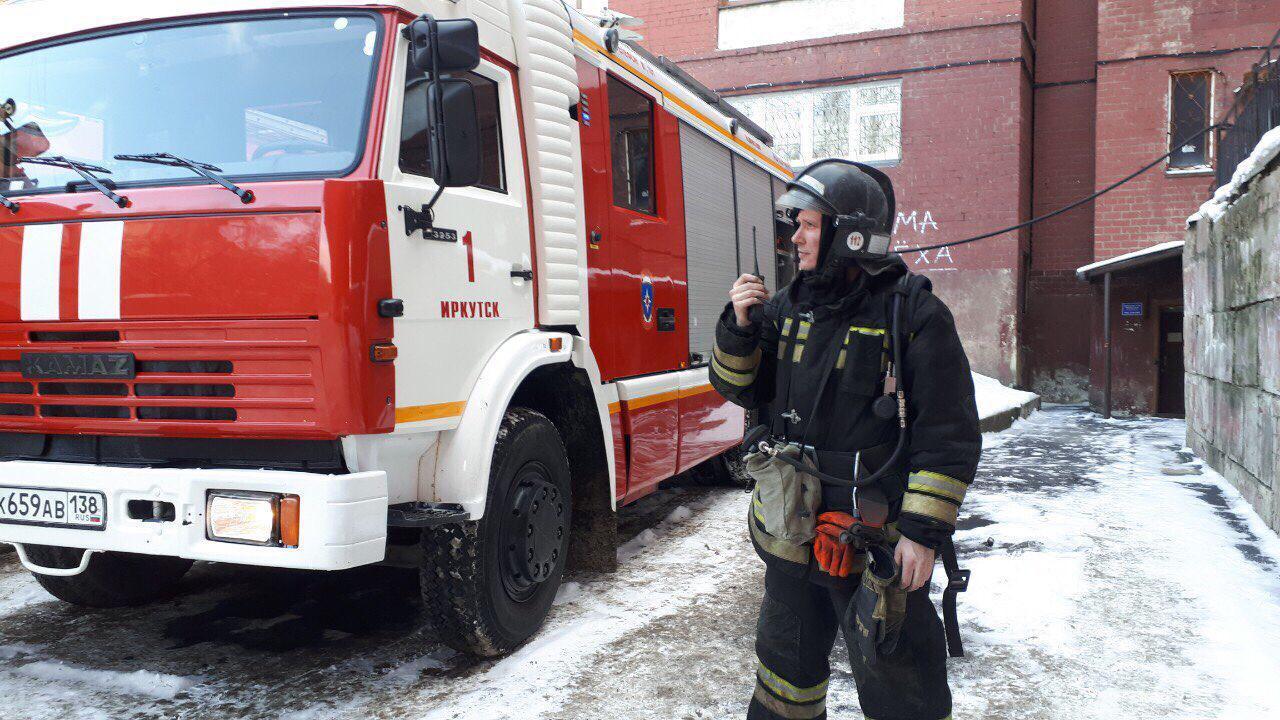 Пожар произошел в жилом доме на улице Безбокова в Иркутске. Эвакуировано 16  жильцов - Иркутск Сегодня