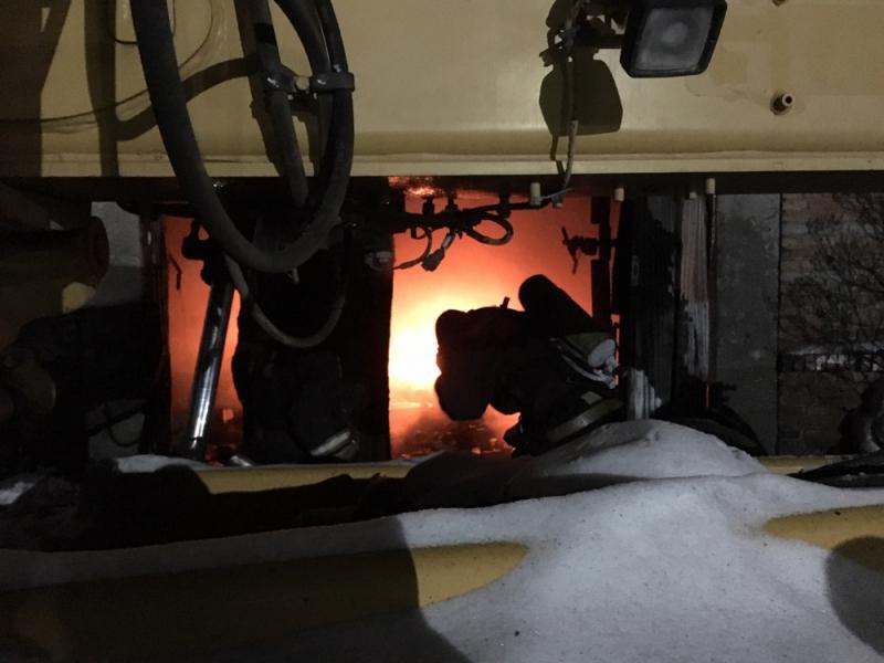 Работника склада спасли на пожаре на улице Трактовой в Иркутске