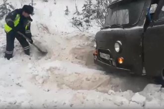 Сотрудники ДПС в Иркутске помогли водителю откопать УАЗ, съехавший в кювет