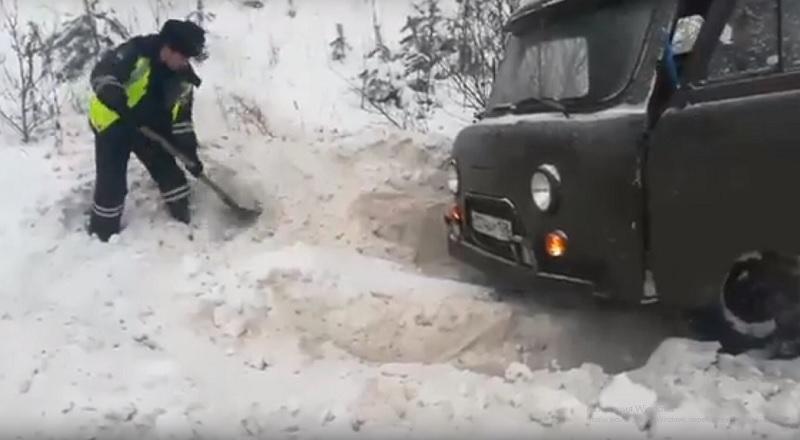Сотрудники ДПС в Иркутске помогли водителю откопать УАЗ, съехавший в кювет