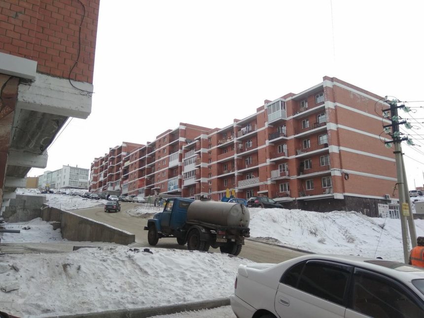 В части домов микрорайона Березовый в Маркова два раза за сутки отключали холодную и горячую воду