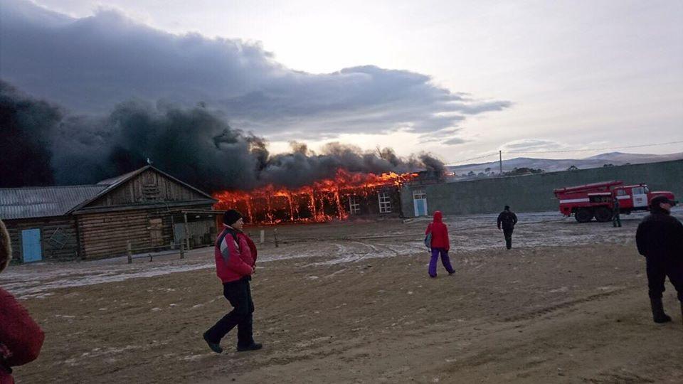 В Хужире горело заброшенное здание рыбзавода