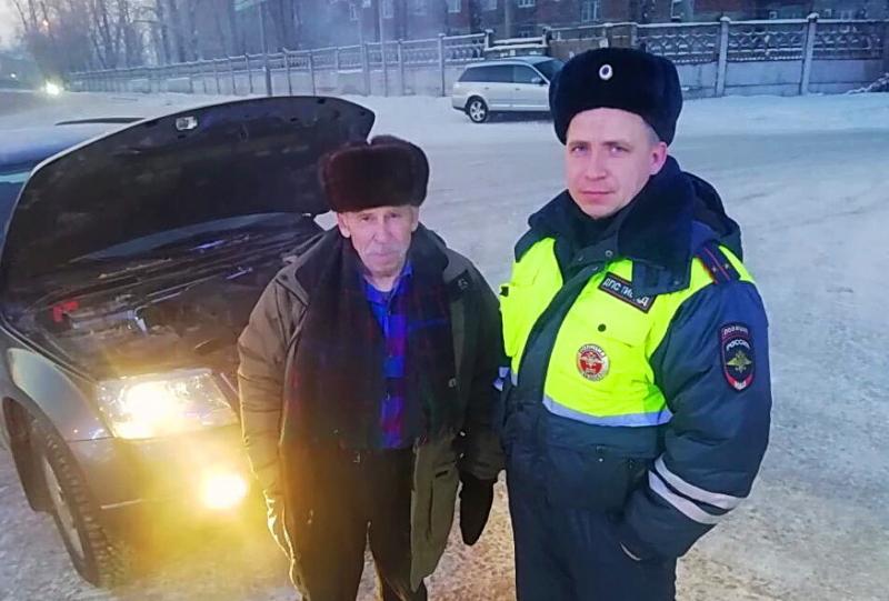 В Иркутске сотрудники ГИБДД помогли пенсионерам не замерзнуть на дороге