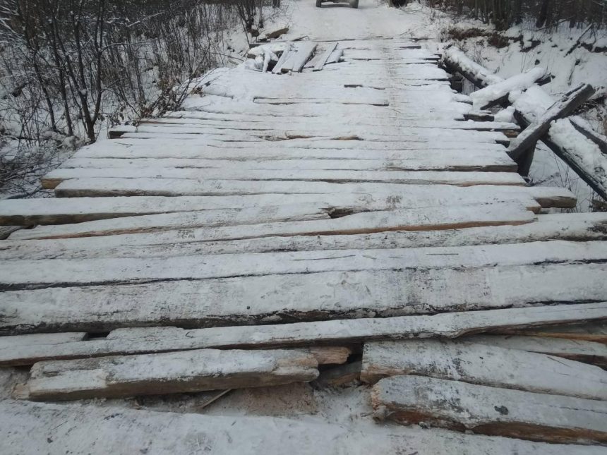 В Тункинском районе рушится деревянный мост, ведущий к целебным источникам
