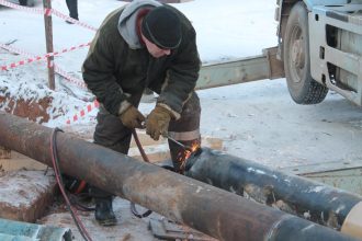 В Усть-Куте с вечера 23 января устраняют коммунальную аварию. Фото и видео