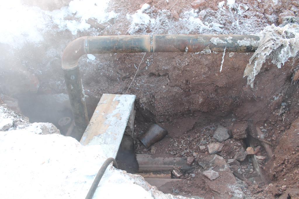 В Усть-Куте с вечера 23 января устраняют коммунальную аварию. Фото и видео