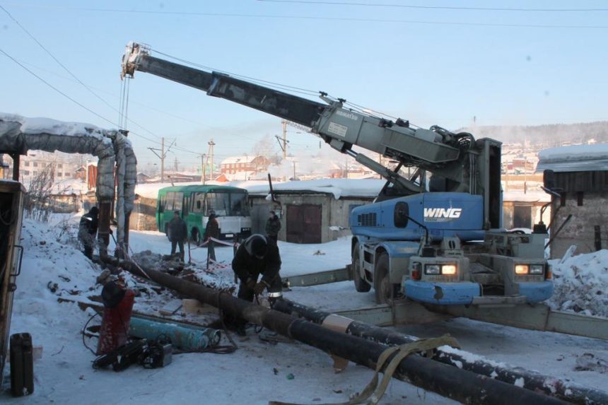 В Усть-Куте с вечера 23 января устраняют коммунальную аварию. Фото и видео