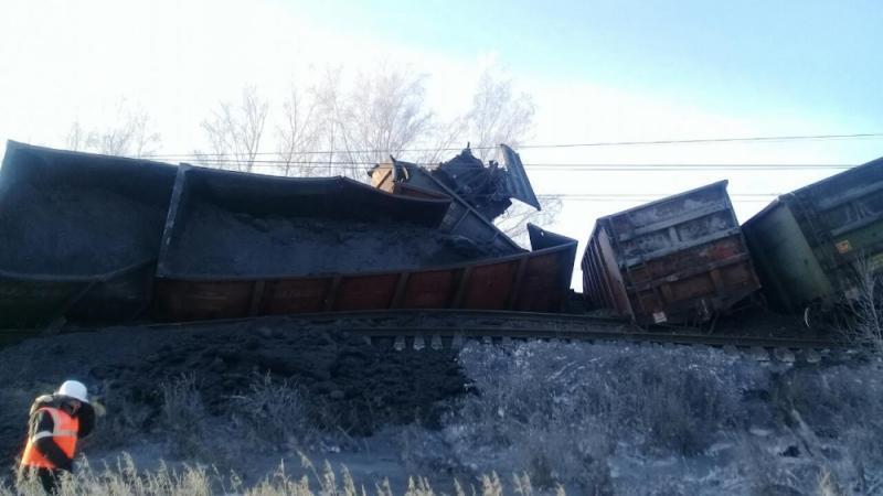 Восстановительные работы идут на месте схода вагонов в Заларинском районе