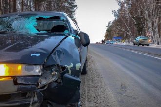 Женщина погибла под колесами машины на Александровском тракте