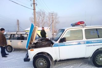 Дорожные полицейские помогли замерзающему водителю в Нижнеудинске