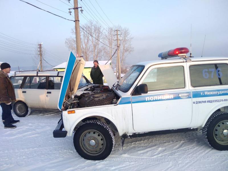 Дорожные полицейские помогли замерзающему водителю в Нижнеудинске