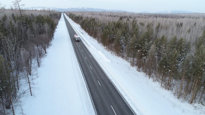 Дорожные службы выходят на круглосуточный патруль трасс Иркутской области из-за сильных морозов