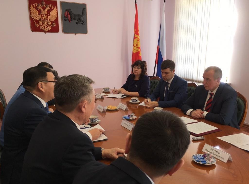 Глава Хубсугульского аймака предложил Сергею Левченко организовать обмен школьниками