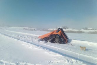 Грузовик частично провалился под лёд на переправе в Усть-Кутском районе